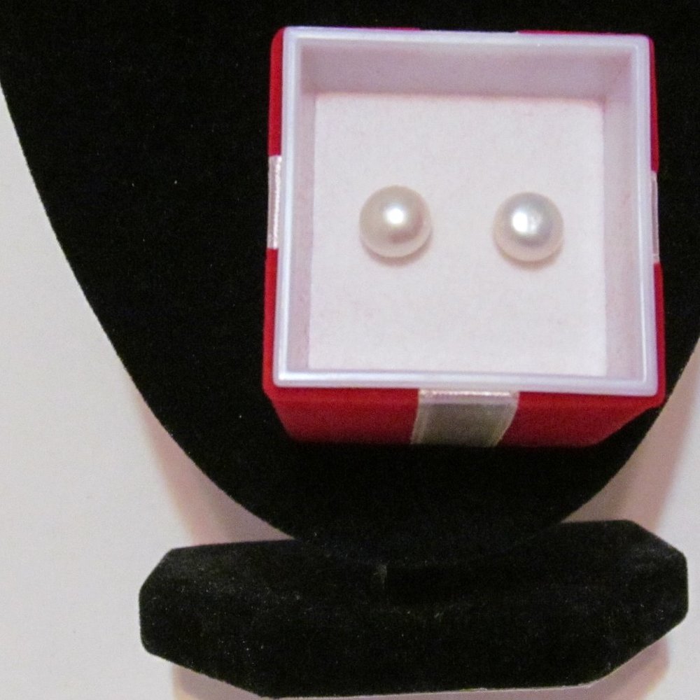 Avon 8 mm freshwater pearls pierced earrings NIB Gift Box